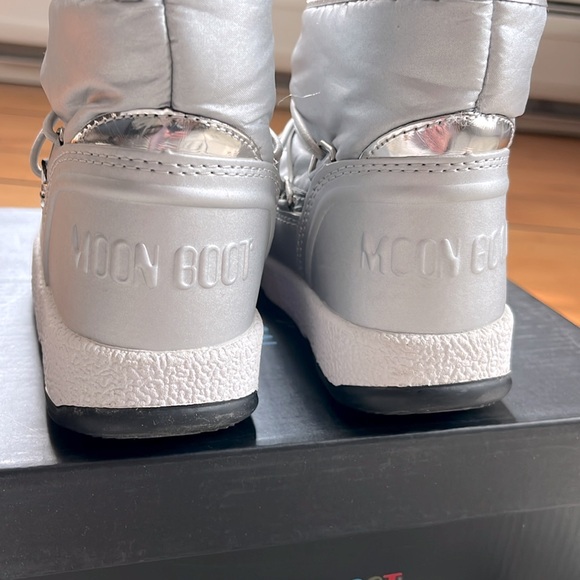 Moon Boot Original Jr. Girls’ Soft WP Metallic Silver Waterproof Snowboots - Picture 7 of 13